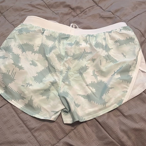 Mint green under armour shorts, never worn! - Picture 4 of 5